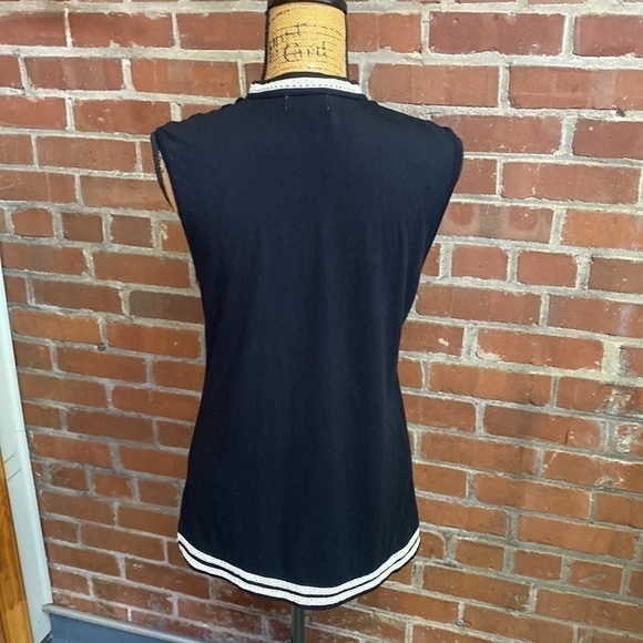 (1093) 𝅺The royal standard black top size Medium - Picture 2 of 3